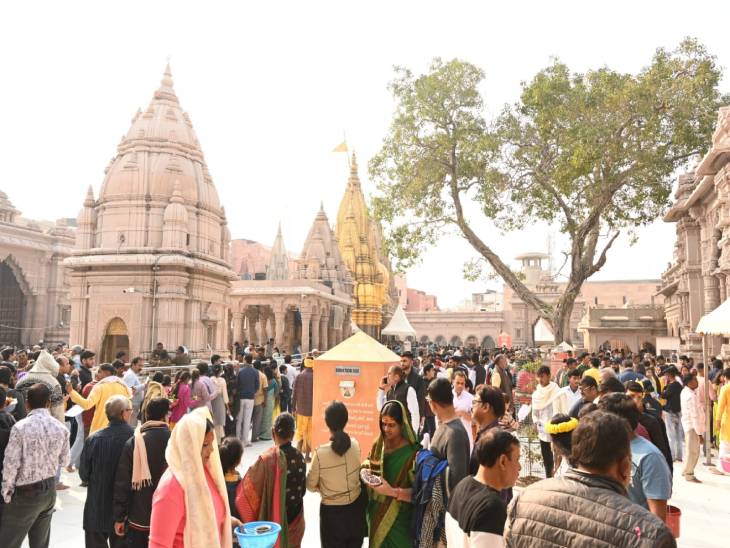 साल 2023 के अंतिम दिन 31 दिसंबर को काशी विश्वनाथ मंदिर में दर्शन के लिए उमड़े श्रद्धालु।