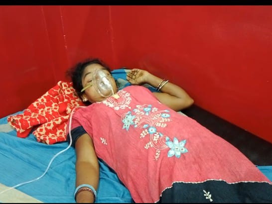 शुक्रवार की रात ठंड से बचने के लिए कमरे में ही सिगड़ी जलवायी थी।