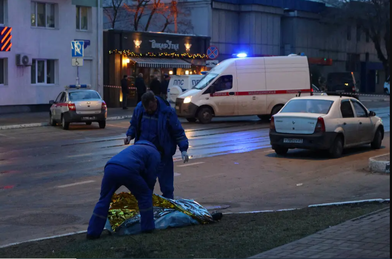 तस्वीर में रूस के सुरक्षा कर्मी यूक्रेनी हमले में मारे गए शख्स के शव को उठाते देखे जा सकते हैं।