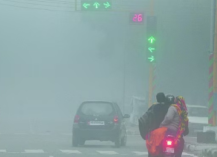 चंडीगढ़ में सुबह सड़कों पर कोहरा छाया रहा।