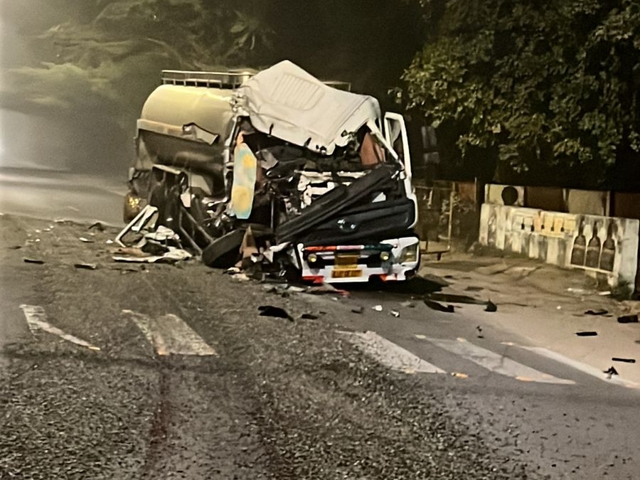बठिंडा में ट्रक से टकराने के बाद क्षतिग्रस्त हुआ कैंटर। - Dainik Bhaskar