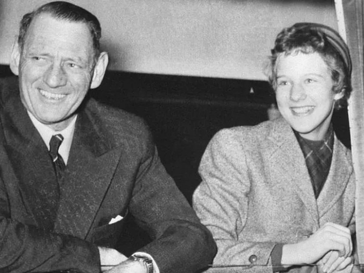 पिता किंग फ्रेडरिक IX के साथ प्रिंसेस माग्ररेथ की यह तस्वीर जनवरी 1956 की है।