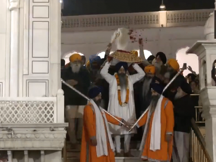 नए साल के पहले दिन अमृतसर के गोल्डन टेंपल में श्रद्धालुओं ने सुबह अरदास की। सिख कम्युनिटी के लोगों ने समाज में शांति बनी रहे, इसके लिए प्रार्थना की।