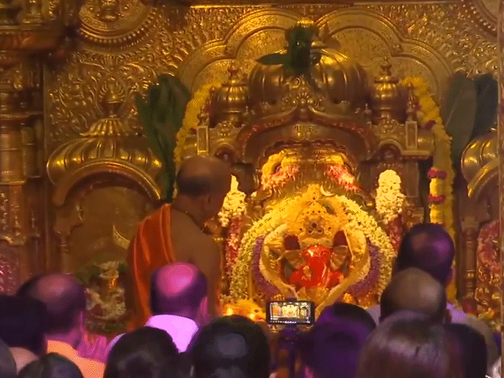 मुंबई के श्री सिद्धिविनायक मंदिर में नए साल के पहले दिन हुई काकड़ आरती में बड़ीं संख्या में श्रद्धालु पहुंचे। यह आरती सुबह 5:30 से 6 बजे के बीच हुई।