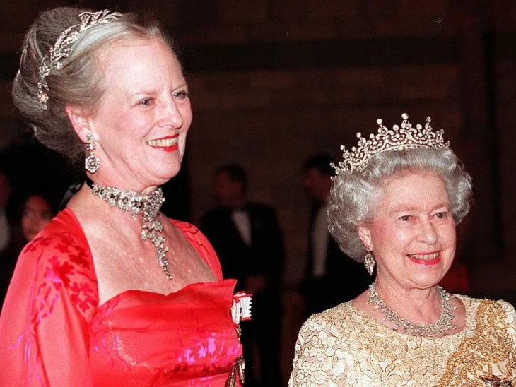 तस्वीर फरवरी 2000 की है। महारानी माग्ररेथ-II ब्रिटेन की क्वीन एलीजाबेथ से मिलने विंडसर कैसल पहुंची थीं।