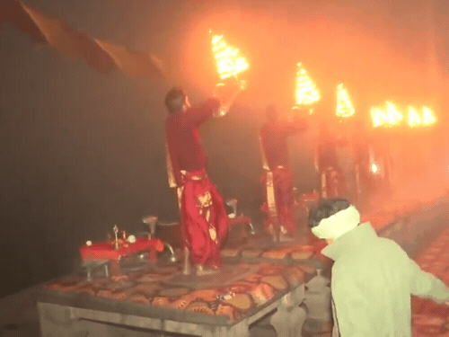दशाश्वमेध घाट पर मां गंगा की विधि-विधान से आरती।
