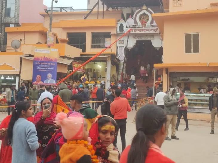 अयोध्या के हनुमान गढ़ी में नव वर्ष 2024 की पहली सुबह दर्शन करने पहुंचे श्रद्धालु।