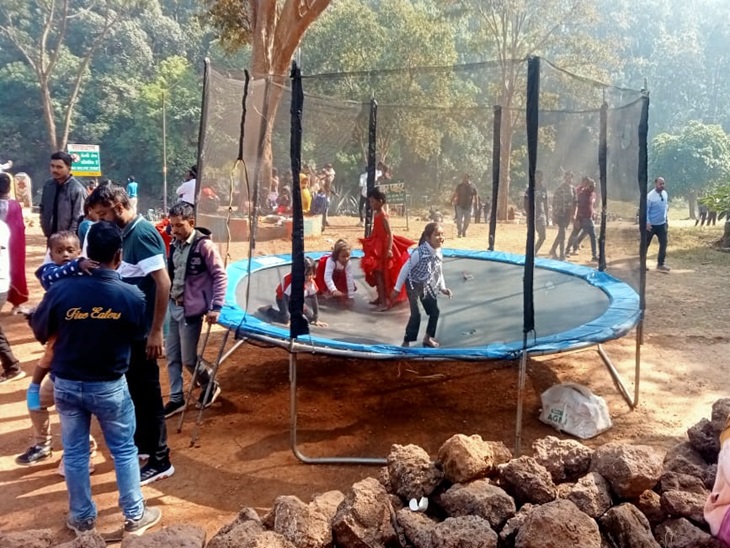 सुबह से ही मैनपाट पहुंचे सैलानी।