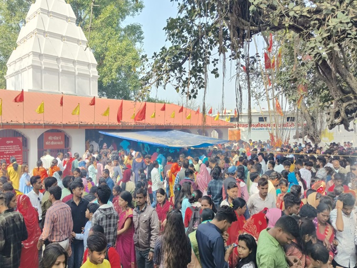 हजारों लोगों ने की मां महामाया की पूजा-अर्चना।