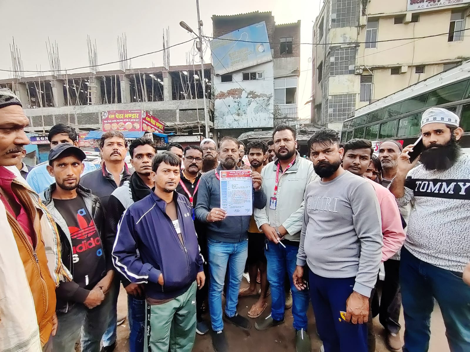 टेक्सी एसोसिएशन ने भी बंद की कैब।