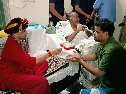 आरोपी कुणाल की बागेश्वर धाम वाले धीरेंद्र शास्त्री के साथ भी सोशल मीडिया पर वायरल हो रही है।