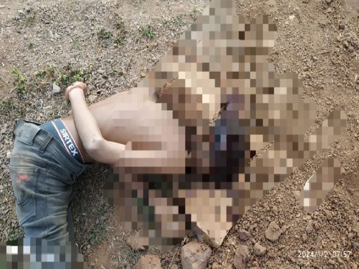 नाले के पास पड़ा युवक का शव। - Dainik Bhaskar