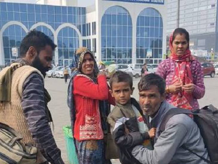 भोपाल में सोमवार को रानी कमलापति रेलवे स्टेशन पर यात्री ऑटो का इंतजार करते रहे।