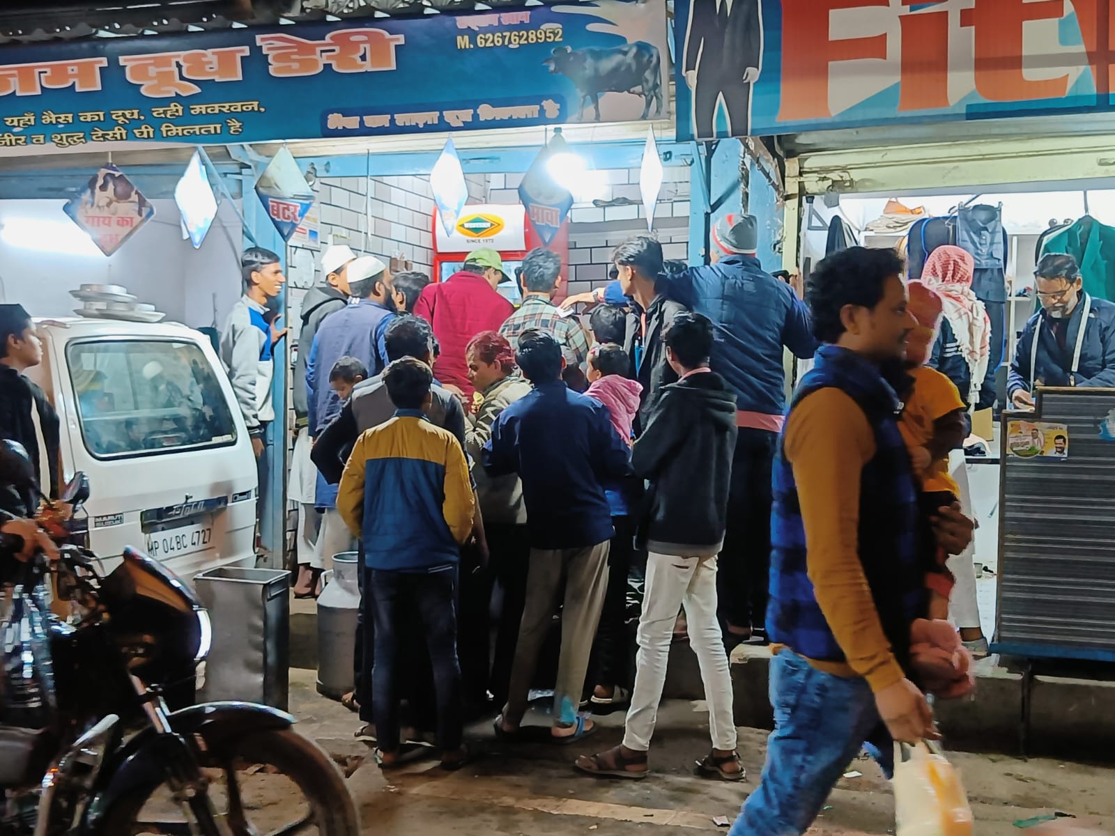 भोपाल में देर रात तक दूध डेयरियों पर भीड़ लगी रही।