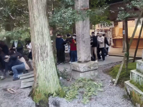 इशिकावा के ओनोमिनाटो में सोमवार को एक पवित्र स्थान पर पूजा करने गए लोग भूकंप के बीच खुद को बचाते हुए।