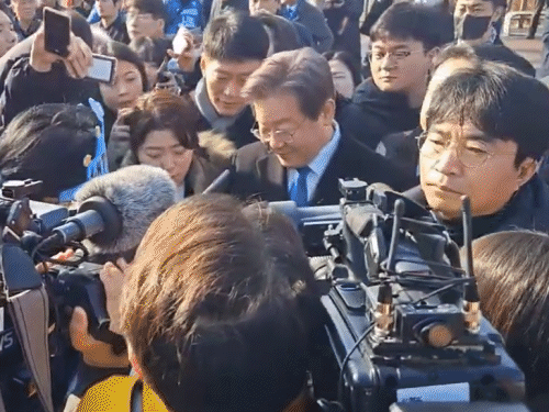 South Korean Opposition Leader Attack Video; Lee Jae-Myung | Busan Airport | साउथ कोरिया के विपक्षी नेता पर चाकू से हमला: आरोपी ने गर्दन पर किया वार; ऑटोग्राफ लेने के बहाने भीड़ में घुसा था