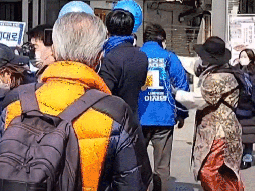 फुटेज मार्च 2022 का है, जब तत्कालीन विपक्षी नेता सोंग यंग-गिल पर हमला हुआ था।