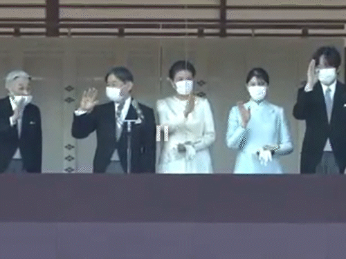 तस्वीर 2023 की है, जब जापान के राजा और उनके परिवार ने राजमहल की बालकनी में आकर लोगों का अभिनंदन स्वीकार किया था। इस साल भूकंप के चलते ये कार्यक्रम रद्द हो गया।