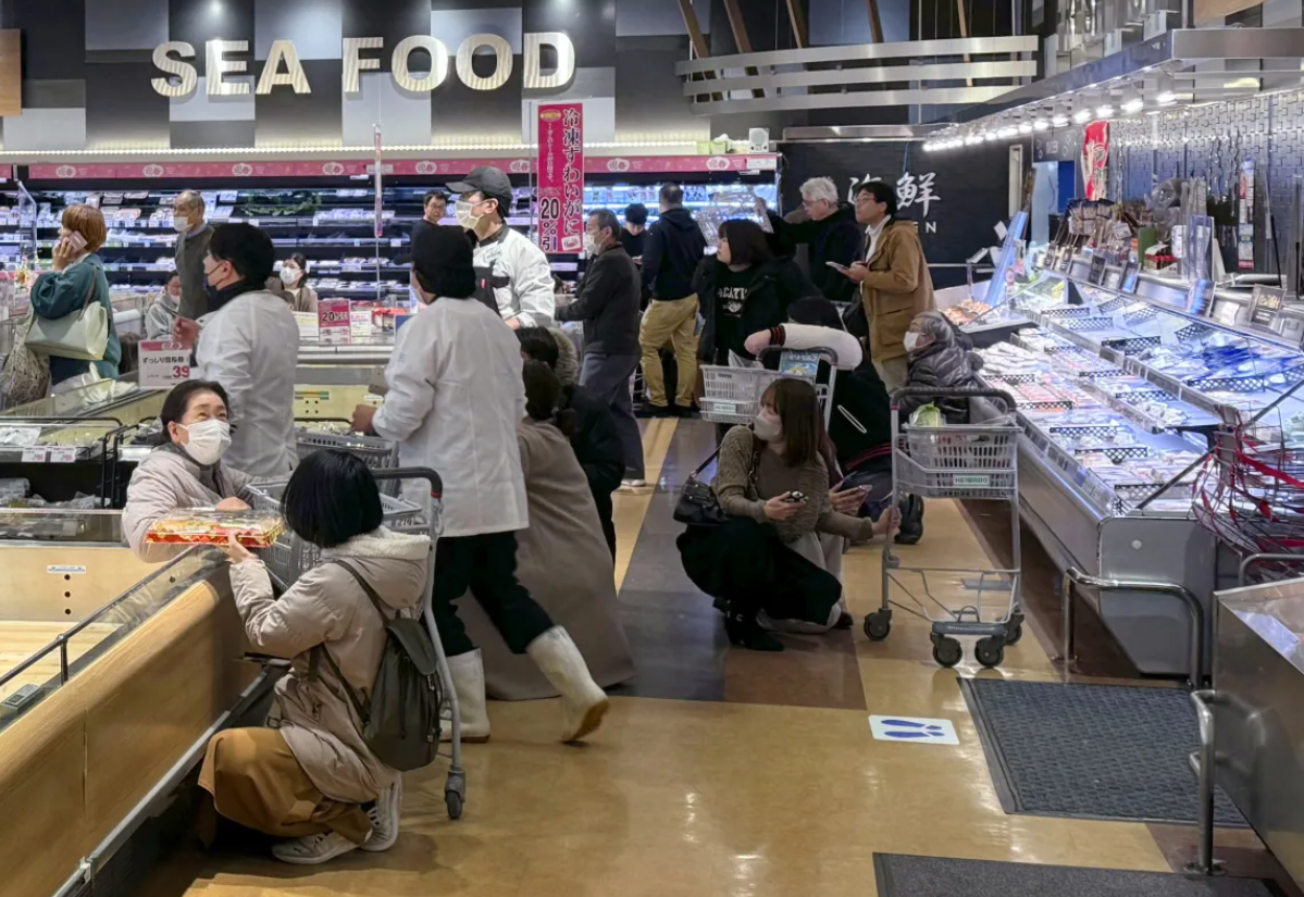 जापान के तोयामा में भूंकप से बचने के लिए छिपते लोग।