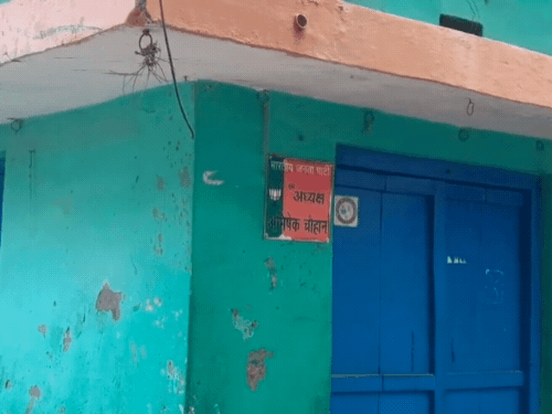 यह अभिषेक के घर की तस्वीर है। वारदात के बाद अभिषेक उर्फ आनंद यही पर वापस आया था। घर के बाहर भाजपा का बोर्ड भी लगा है।