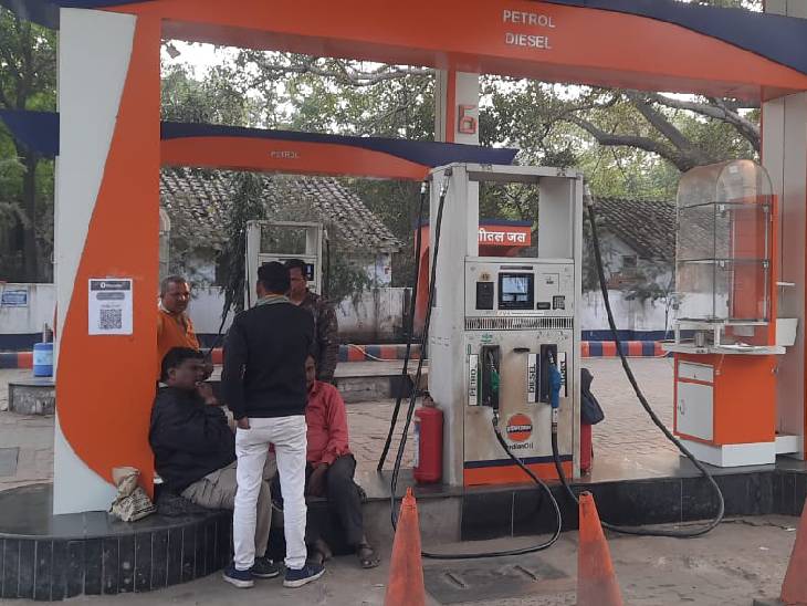 तस्वीर नर्मदापुरम के एक पेट्रोल पंप की है। कई पेट्रोल पंप पर ईंधन खत्म हो गया।