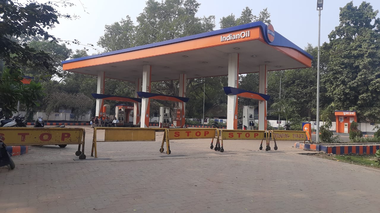 नर्मदापुरम में पंपों पर पेट्रोल-डीजल खत्म हो गया है। ऐसे में यहां बैरिकेड लगा दिए गए हैं।