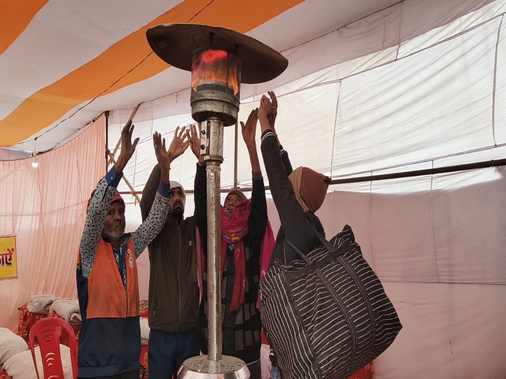 Temperature reaches 5 degrees Celsius in Mathura, people taking help of ...
