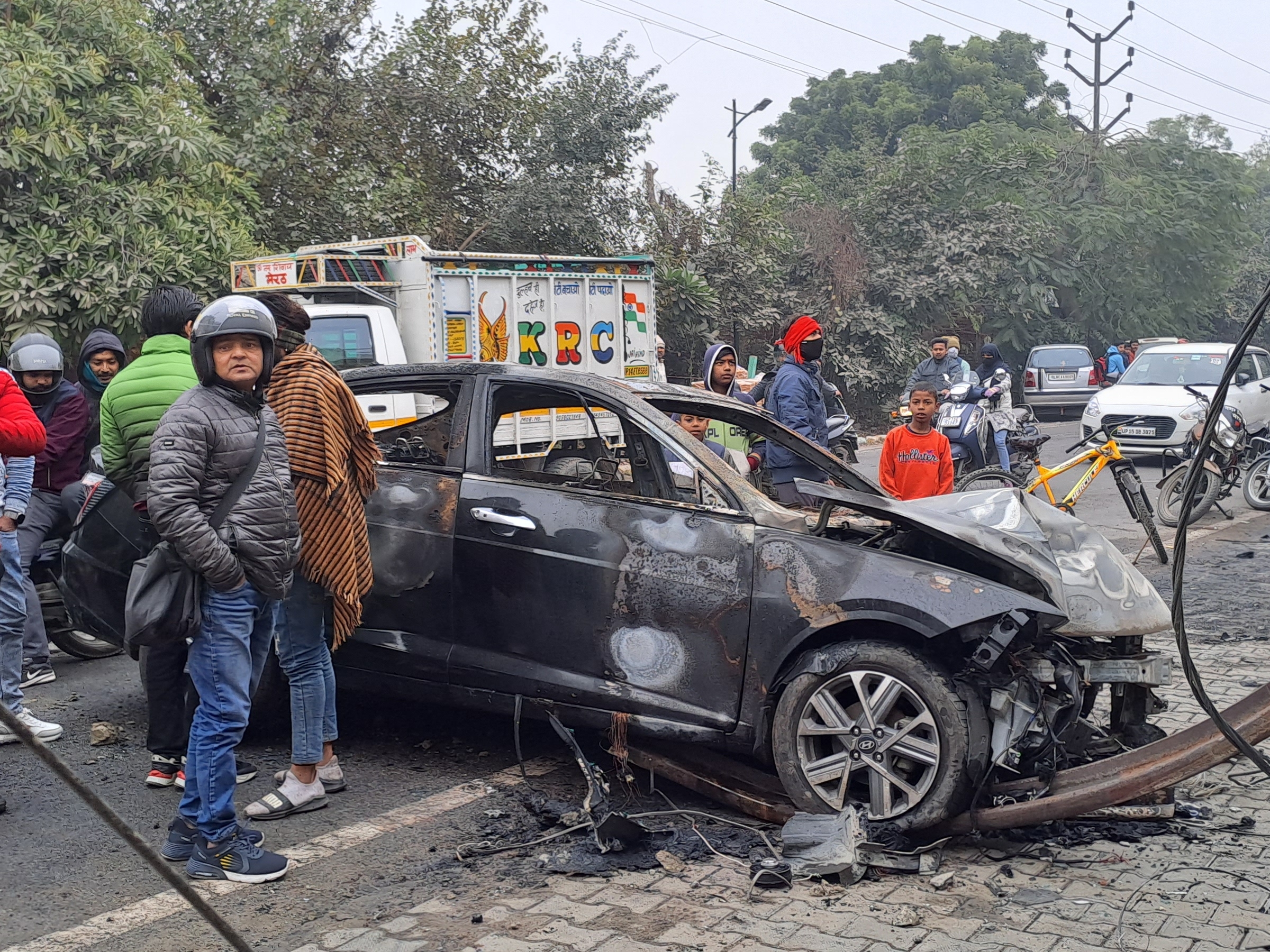 Car collides with electric pole in Meerut, catches fire