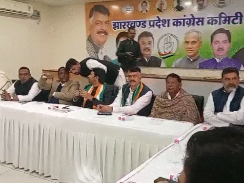 झारखंड के कांग्रेस प्रभारी गुलाम अहमद मीर के नेतृत्व में मीटिंग हुई।