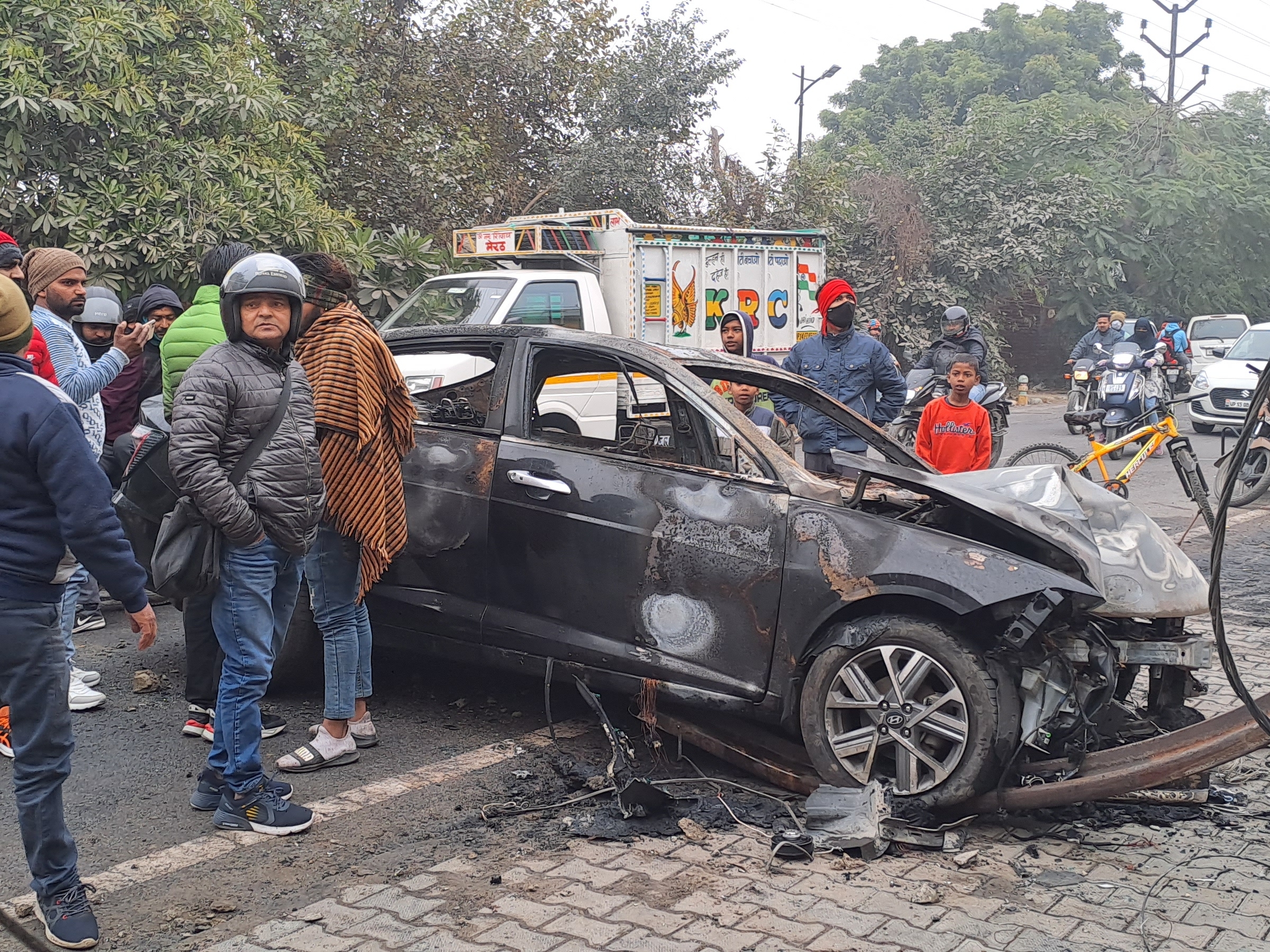 Car collides with electric pole in Meerut, catches fire