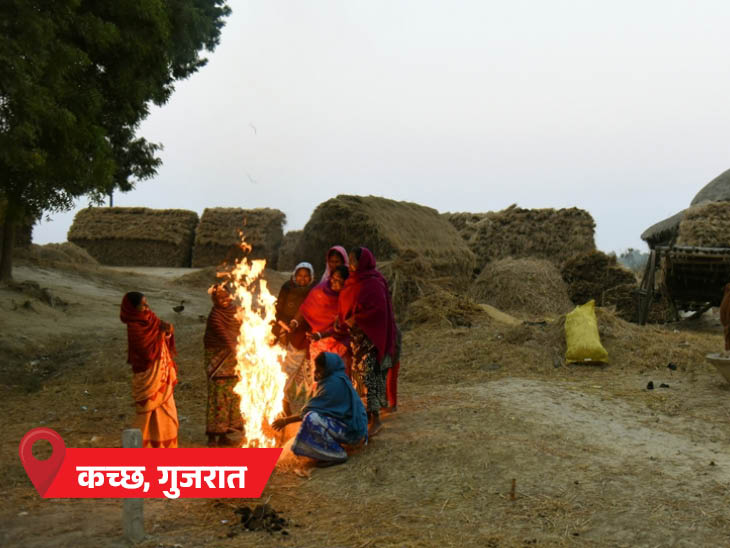 गुजरात के कच्छ जिले के नलिया में सर्दी से बचने के लिए लोगों ने अलाव तापा।