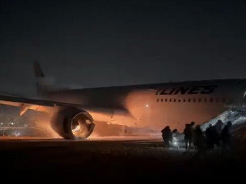 Japan Airlines Plane Crash Survivor Story | Tokyo Haneda Airport | अंदर नर्क था, हमें बचने की उम्मीद नहीं थी: जापान के प्लेन से सुरक्षित बाहर आए यात्रियों ने कहा- 5 मिनट में रेस्क्यू चमत्कार जैसा
