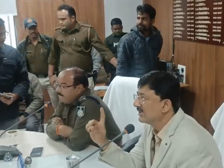 विवाद पर कलेक्टर ने कहा था कि ड्राइवर ने गलत तरीके से बात की थी। उसे समझाना पड़ा। - Dainik Bhaskar