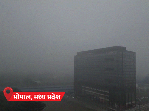 भोपाल में सुबह घना कोहरा छाया रहा। इसके बाद करीब 8 बजे बूंदाबांदी शुरू हुई।