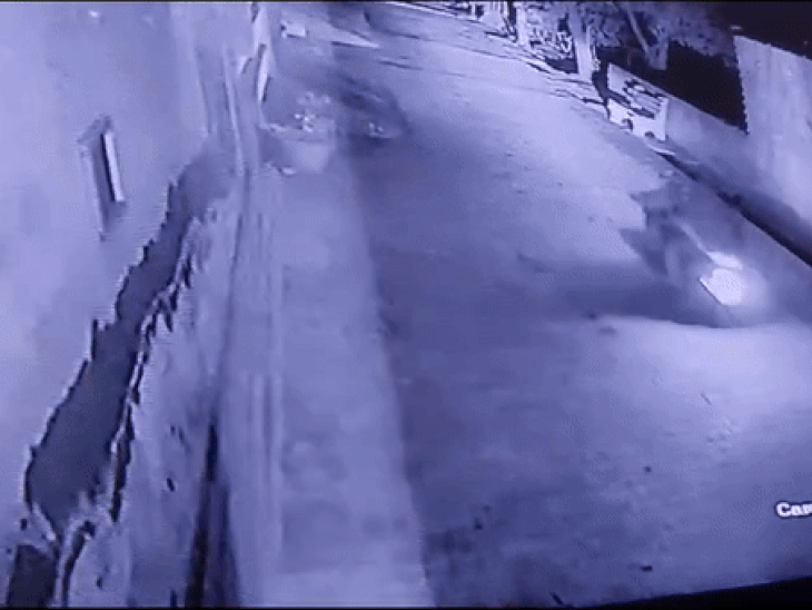 आरोपी बाइक पर लाश ले जाते हुए सीसीटीवी कैमरे में कैद हो गए थे। जिसके बाद पुलिस ने मृतक की प्रेमिका और उसके दूसरे प्रेमी को अरेस्ट कर लिया।