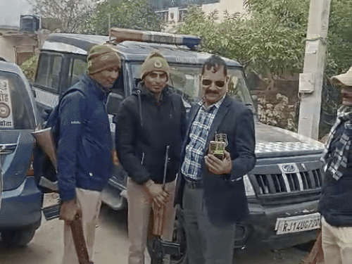 जयपुर के झोटवाड़ा में शूटर रोहित राठौड़ के घर के बाहर मौजूद पुलिसकर्मी। - Dainik Bhaskar