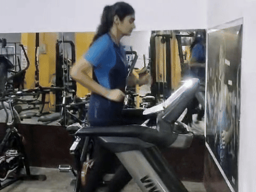 19 साल की ईशा बिजारणिया का सिलेक्शन भारतीय नौसेना की टेक्निकल ब्रांच में लेफ्टिनेंट के पद पर हुआ है। - Dainik Bhaskar