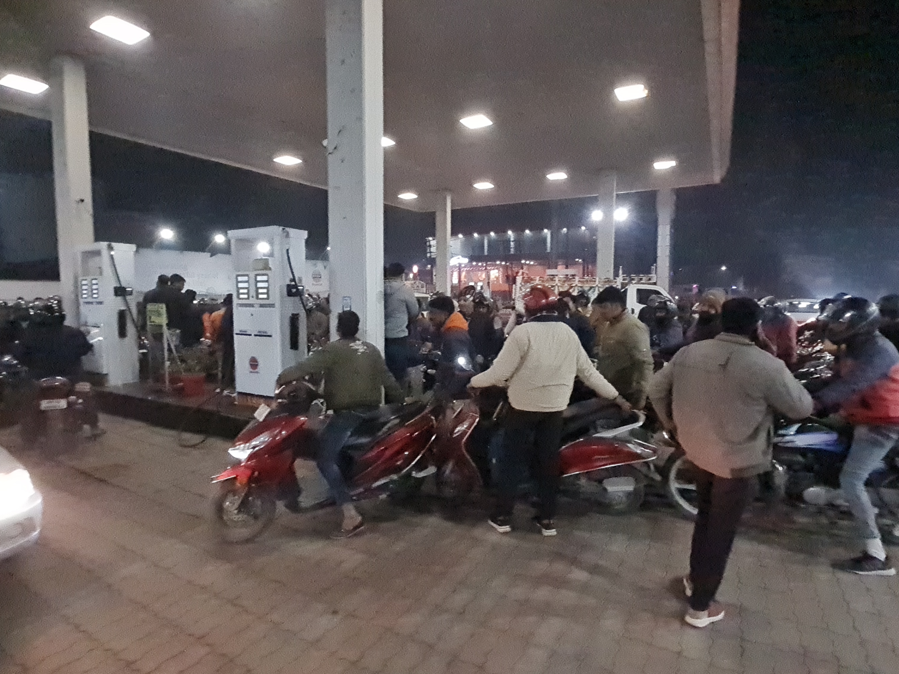 Barabanki News : हड़ताल होने के बावजूद क्या बाराबंकी में खत्म होने वाला है पेट्रोल-डीजल ? 1 f95e2413 9c35 4771 af6c fd8b1ffbdd10 1704246421701