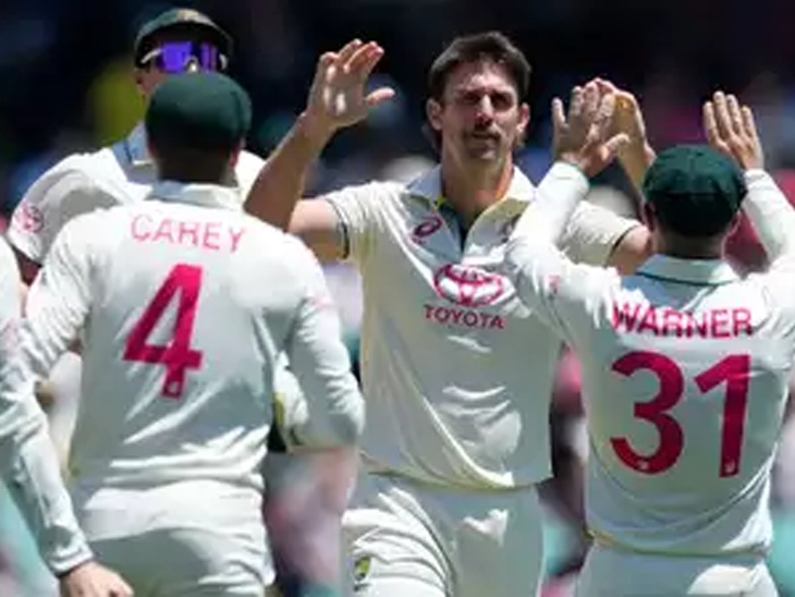 मिचेल मार्श ने 28वें ओवर की पहली गेंद पर मसूद को दोबारा आउट करने के बाद जश्न मनाते हुए।