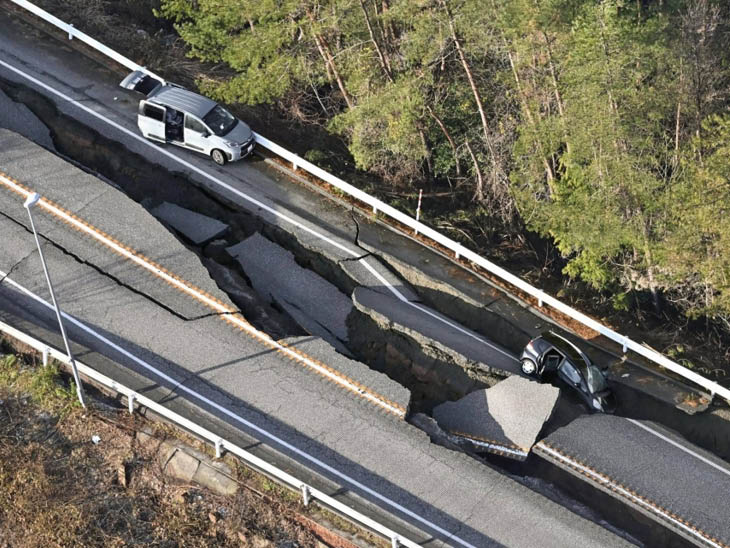 अनामिजु शहर में सड़कों पर दरारें आ गईं। इनमें कई कारें धंस गईं।