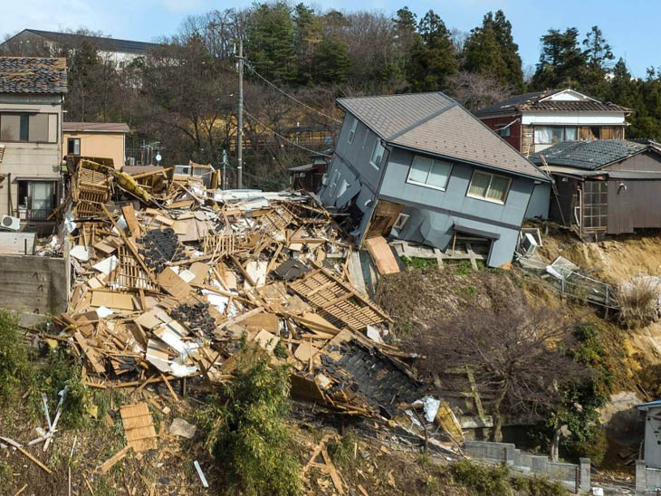 भूकंप के झटकों से वाजिमा शहर में हजारों घर तबाह हो गए।