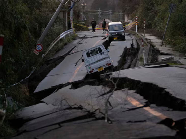 भूकंप के बाद इशिकावा प्रांत के नोटो शहर की सड़कें टूट गईं।
