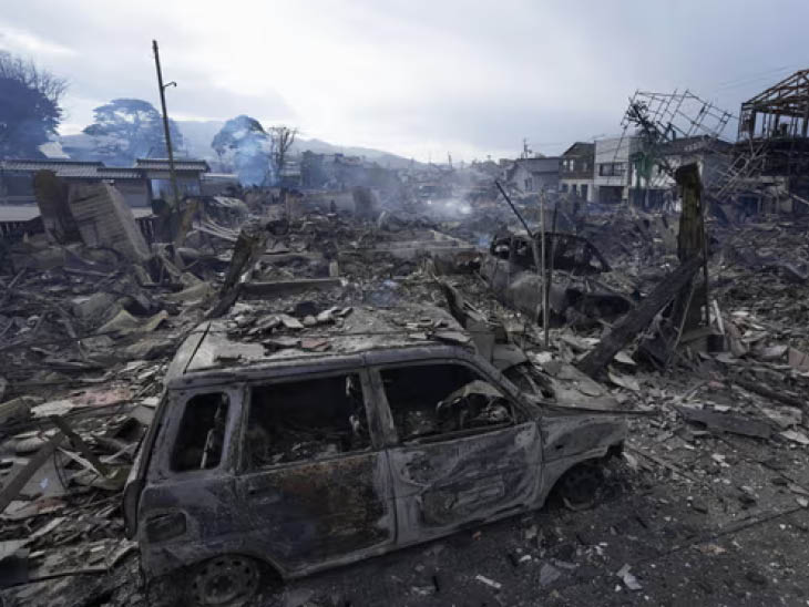 भूकंप के बाद कई जगहों पर आग लग गई। वाजिमा शहर में एक बिल्डिंग की पार्किंग में खड़ी गाड़ियां खाक हो गईं।