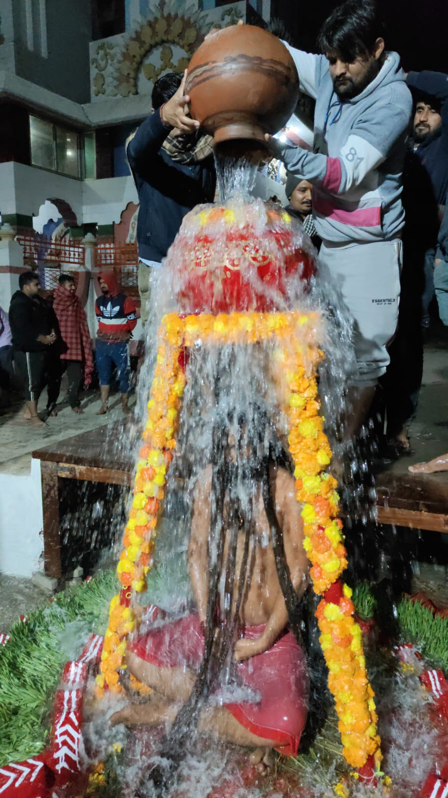 Baba Cold Baba took bath with 47 pots filled with cold water. | बाबा ने ठंडे जल ...