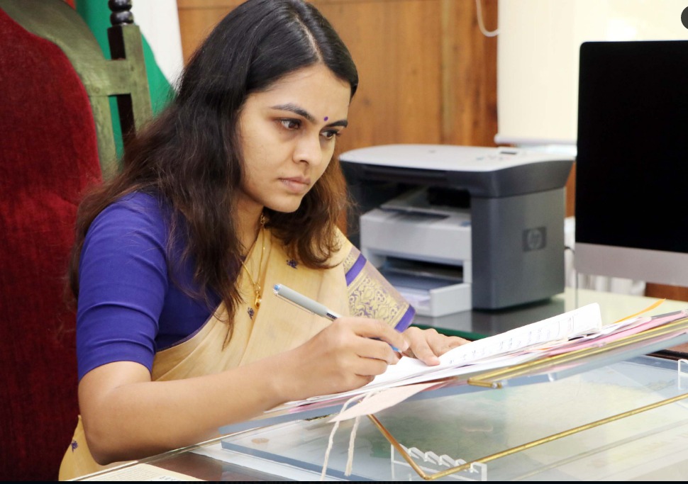 शाजापुर की नई कलेक्टर ऋजु बाफना 2014 बैच की आईएएस अफसर हैं। उनकी जगह नरसिंहपुर में अभी किसी की पदस्थापना नहीं हुई है।