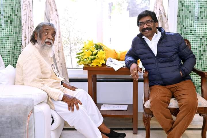 मंगलवार को सीएम ने अपने पिता और जेएमएम सुप्रीमो शिबू सोरेन से मुलाकात की।