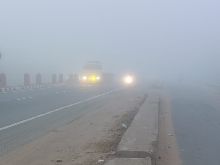 दौसा जिले में बुधवार सुबह भी घना कोहरा छाया रहा, जिससे गाड़ियों की रफ्तार धीमी रही।