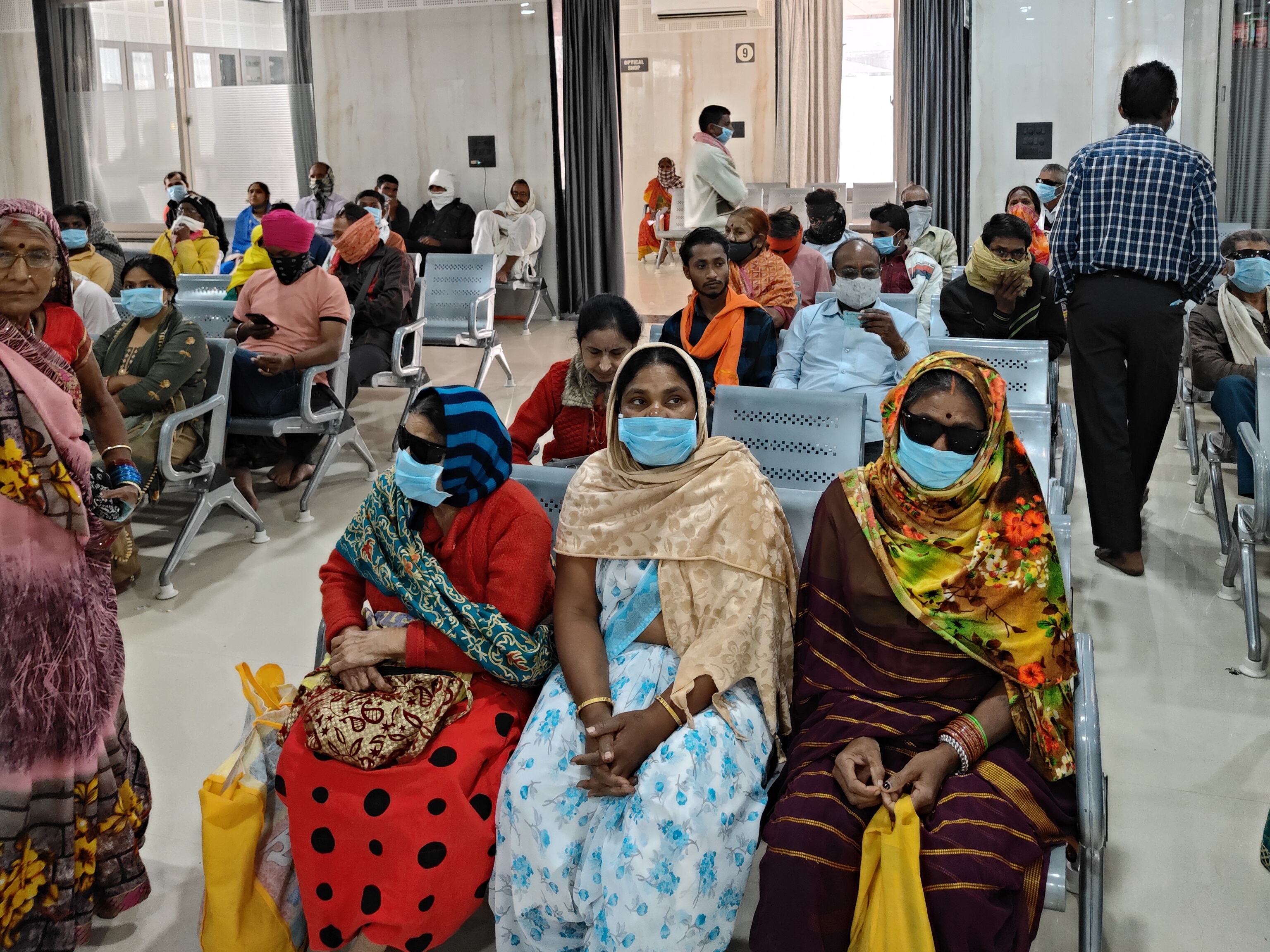 आंखों से संबंधित सभी उपचार किए जा रहे है।