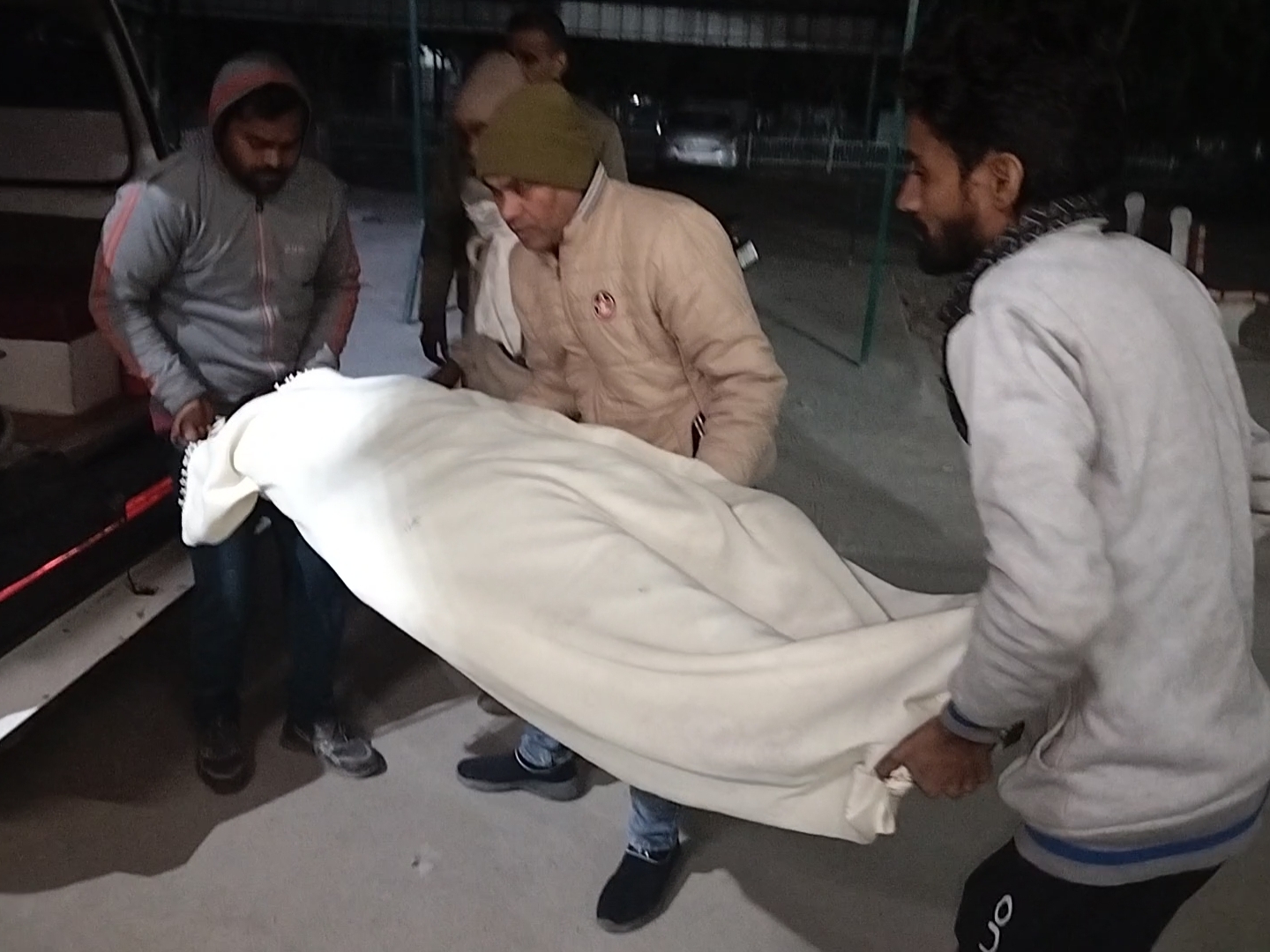 मृतका के शव को पोस्टमॉर्टम के लिए ले जाती पुलिस। - Dainik Bhaskar