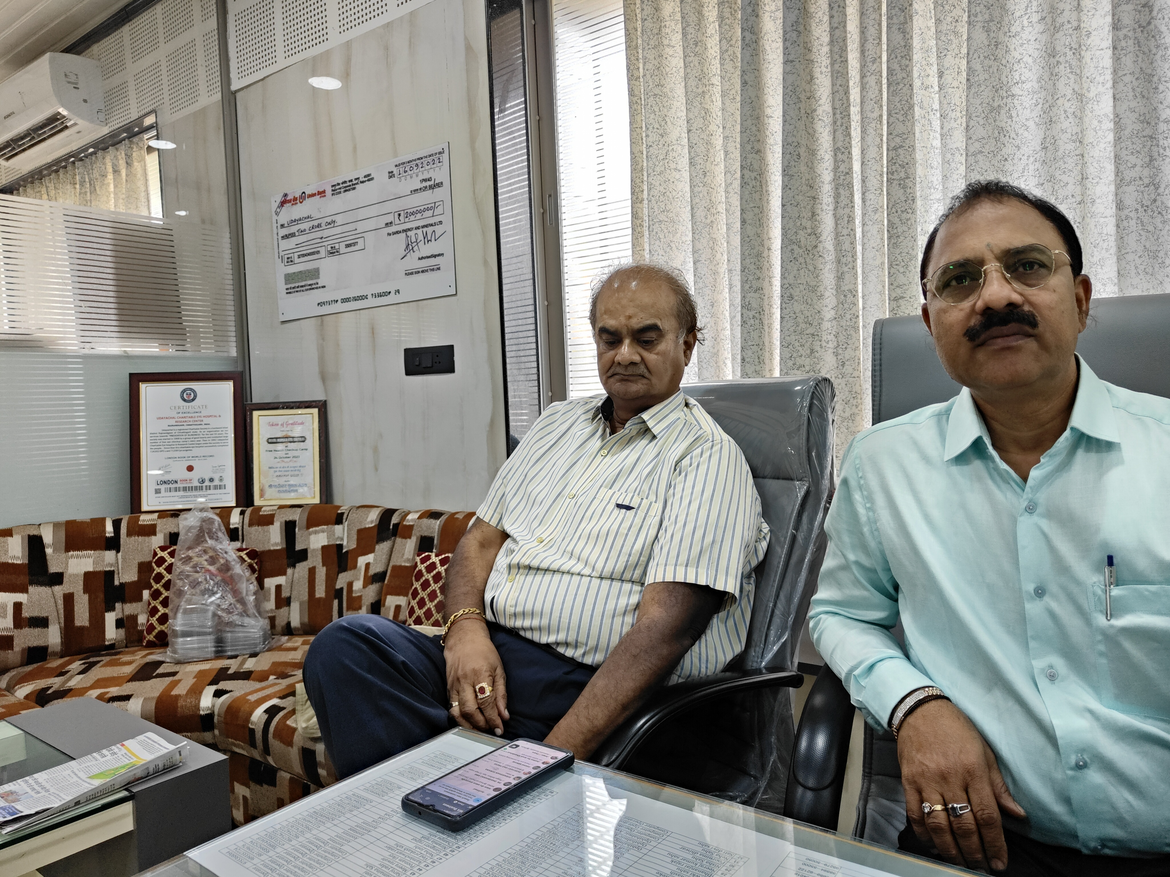 उदयाचल हॉस्पिटल के अध्यक्ष राजेंद्र बाफना और अशोक मोदी।